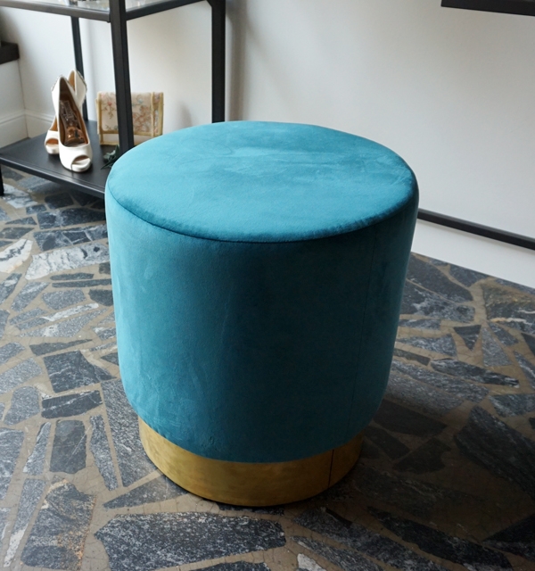 Пуф с латунным цоколем