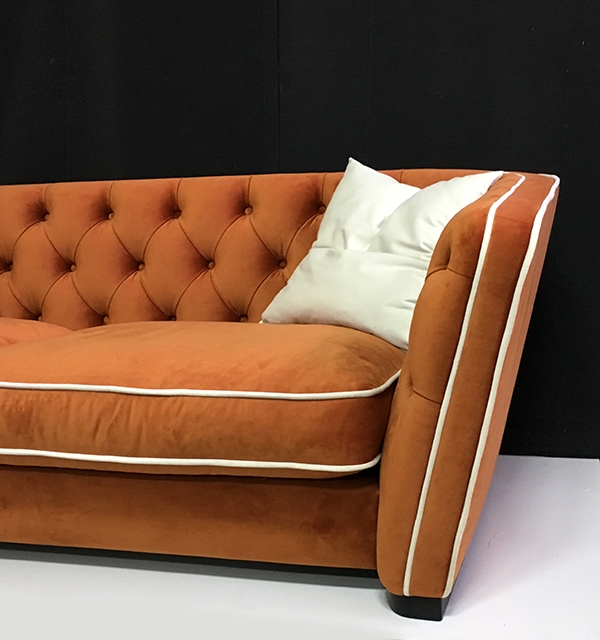 Диван с каретной стяжкой