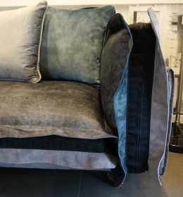 Диван со швами наружу