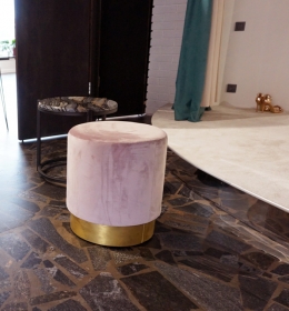 Пуфик с латунной опорой