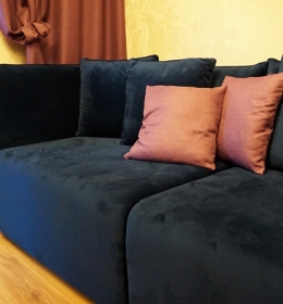 Диван с подушками 