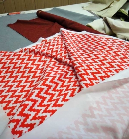 Печать на обивочной ткани зиг-зага