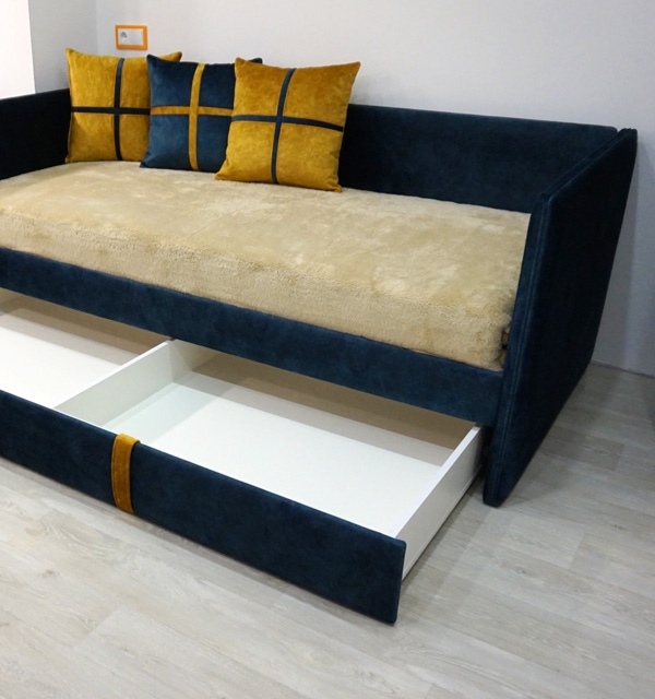 Выкатной ящик в тахте